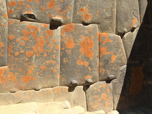 Bloques de piedra en la ciudad inca de Ollantaytambo, Peru/Terri Cook and Lon Abbott