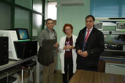 Rogelio González (izquierda) y Carlos García Carbayo visitan la la Unidad de Referencia Regional de Diagnóstico Avanzado.