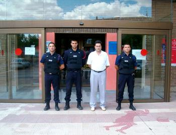 El concejal de Seguridad y Tráfico del Ayuntamiento de Villaquilambre, sin uniforme, junto a tres agentes locales del municipio
