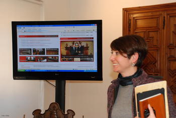 Ana Cuevas, secretaria general de la Universidad de Salamanca, presenta la nueva Sala de Prensa Digital.