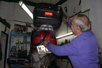 El operario de un taller revisa un ciclomotor (Foto: MEC)