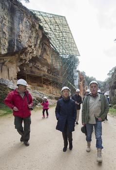 Goodall pasea por los yacimientos de Atapuerca acompañada de los co directores de las excavaciones (FOTO: MEH).