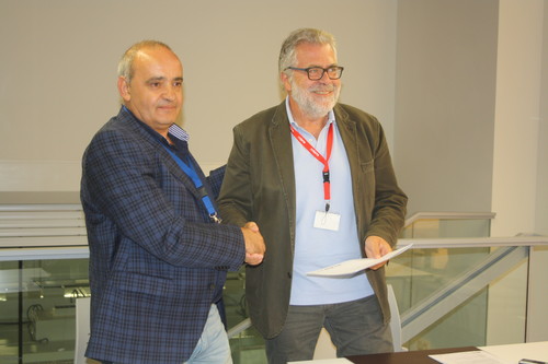 El alcalde de Villamayor y el director del CLPU firman el acuerdo.