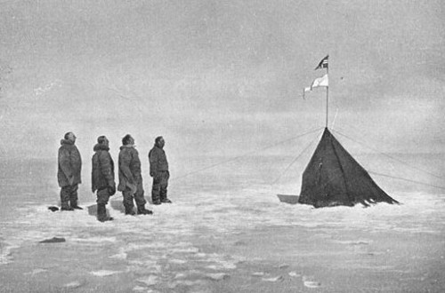 Amundsen y sus compañeros en el polo sur. Foto tomada por Olav Bjaaland.