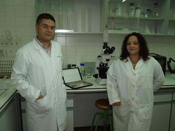 Eduardo Weruaga, junto a una colaboradora de su equipo en el laboratorio