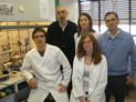 El catedrático Pablo Espinet (Izquierda al fondo), junto a los investigadores que trabajan en este campo.