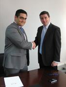 El director de Inteco, Enrique Martínez (derecha) en la firma del acuerdo con los responsables de Lazarus.