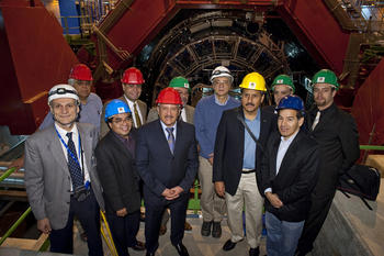 Integrantes de la delegación de la BUAP y científicos del CERN, como Jean Piere Revol, coordinador del proyecto ALICE, durante su visita al LHC el 23 de junio. 
