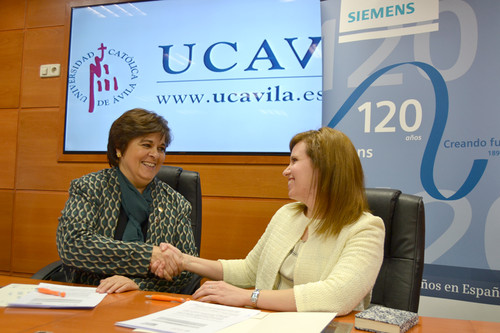 Mª del Rosario Sáez Yuguero, rectora de la Universidad Católica de Ávila y Esther Viyuela, Business Development & Innovation Manager de Siemens. FOTO: UCAV.