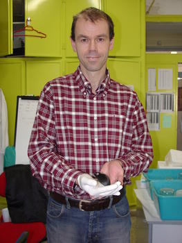 Thomas Schimmang posa con un ratón alterado genéticamente