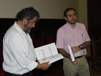 Luis Javier de Miguel, director del Área de Cooperación de la Universidad de Valladolid (a la derecha) junto a Luis Pérez, coordinador del informe.