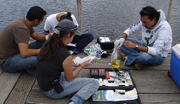 Estudiantes toman muestras de agua de los lagos de Imbabura FOTO: PUCE.