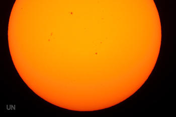El registro más reciente indica que hay tres manchas solares, una grande y dos pequeñas, así como un agujero coronal.