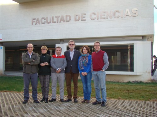 Miembros del Grupo de Química Analítica y Electroquímica de Materiales frente a la Facultad de Ciencias de la UVa. 