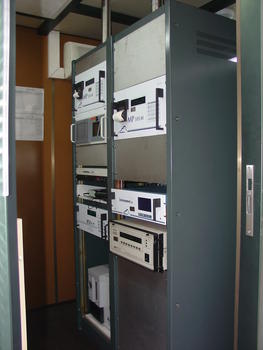 Interior de la estación meteorológica con los aparatos medidores