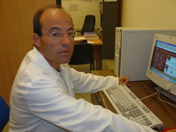 El profesor Carlos Moreno, en su despacho