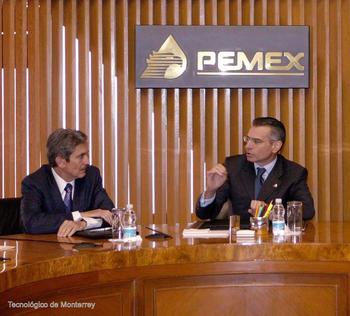 Rafael Rangel Sostmann, Rector del Tecnológico de Monterrey y Juan José Suárez Coppel, Director General de PEMEX.