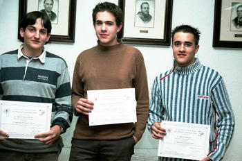 Miguel Santos, a la izquierda, con el diploma de la Olimpiada Regional de Físicas.