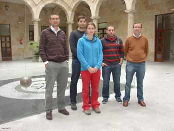 Luis Torres, a la derecha, y parte de su equipo, en la Facultad de Ciencias de la Universidad de Salamanca.