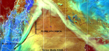 Imagen satelital sobre la pluma volcánica del Cordón Caulle. Foto: UC.