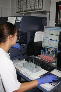 Una trabajadora del Servicio de Citometría, en el Hospital Universitario de Salamanca. 