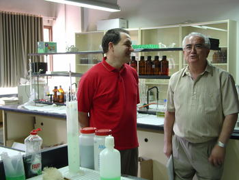 Juan Manuel Cachaza (Derecha), junto a Santiago López, en los laboratorios del CIDTA