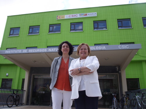 A la izquierda, Mar Siles, directora del IRNASA, junto a la presidenta del CSIC, Rosa María Menéndez, a la entrada del centro.