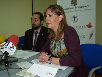La concejala de Salud de Salamanca, Clarisa Molina, y el presidente de la asociación Pyfano de la ciudad, Ricardo Gómez
