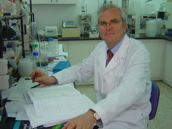 Tomás Girbés en su laboratorio.
