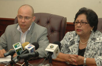 Ligia Amada y Víctor Gómez presentan la convocatoria para la financiación de proyectos de investigación a través de Fondocyt (FOTO: Seescyt).