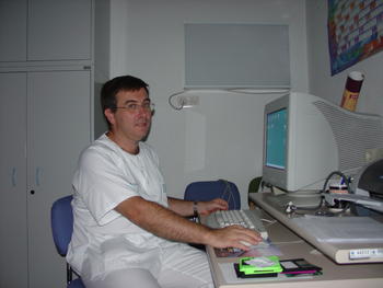 El doctor Pérez Castrillón en su despacho