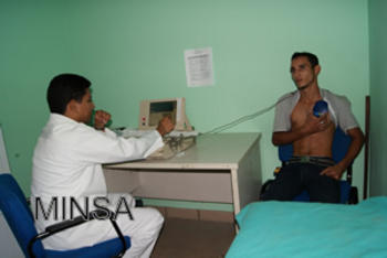Un médico nicaraguense realiza un estudio especializado en cardiología a un paciente.