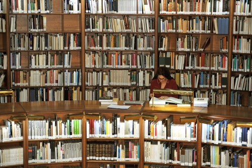 Una investigadora consulta fondos del archivo del IPCE en su biblioteca. / Comunicación CSIC.