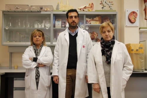María José Castro (izda.), José María Jiménez y María José Cao, en un laboratorio de la Facultad de Enfermería/UVa