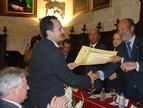 El vicedirector del Instituto de Biología y Genética Molecular, José Ramón López recogiendo el diploma