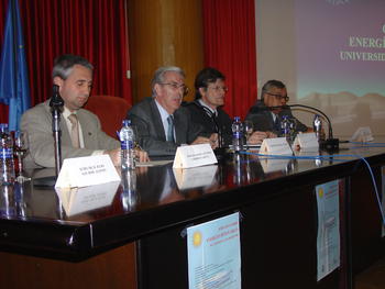 El director de la cátedra, Juan Antonio López Sastre, con el vicerrector de Investigación de la universidad y otros asistentes a las jornadas