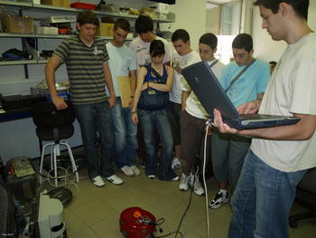 Los alumnos observan cómo se dirige un robot desde el ordenador.