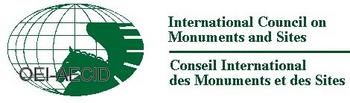 Logotipo del Consejo Internacional de Monumentos.