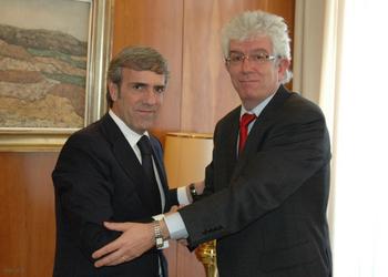 José Moro, consejero delegado de Bodegas Emilio Moro (i), y José Ángel Hermida, rector de la Universidad de León.
