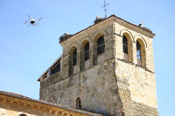 El helicóptero sobrevuela la fachada de la iglesia de La Santísima Trinidad de Segovia (FOTO: FPH)