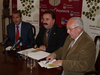 Agustín Sánchez de Vega, delegado de la Junta en Salamanca, y Avelino Pérez, presidente de Regtsa, presentan las jornadas.