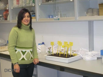 Beatriz Gómez en el laboratorio con las muestras recogidas.