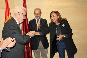 Carmen Vela saluda a Julio Rodríguez Villanueva.