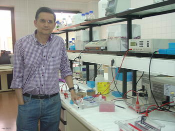 Rogelio González Sarmiento, en el laboratorio.