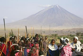 Volcán Oldoinyo Lengai con un grupo de maasais en la Cuenca del Natrón (FOTO: Fernando Díez).