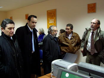 El director general de Red.es, Rafael Palacio (a la derecha), visita el telecentro de Miño de San Esteban (Soria).