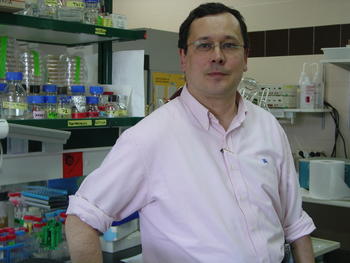 César Roncero Maíllo en su laboratorio