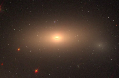 Galaxia masiva reliquia NGC1277. Crédito: Michael Beasley e Ignacio Trujillo.