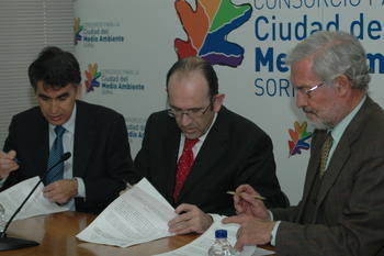 Momento de la firma del acuerdo entre el Consorcio Ciudad del Medio Ambiente y Eólica de Medinaceli