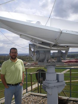 El investigador del Laboratorio de Teledetección Abel Calle junto a una de las antenas instaladas en la azotea del edificio de I+D.
